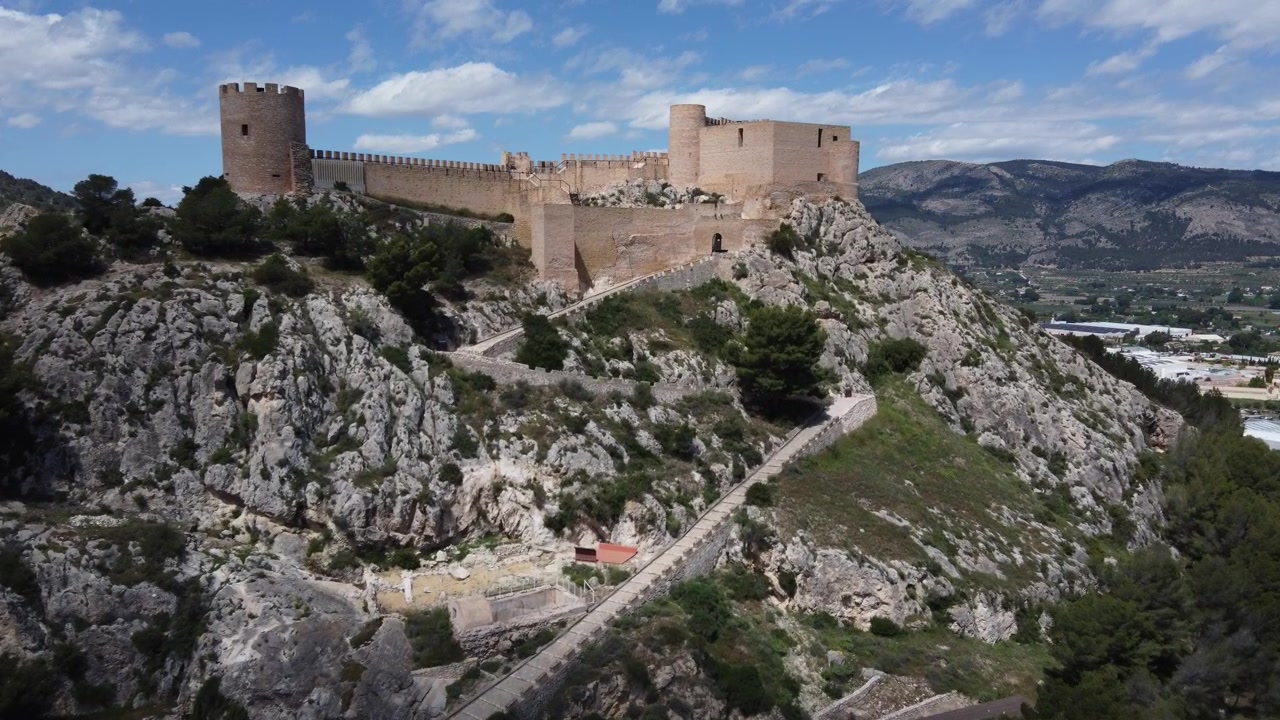 Volando verso il castello islamico di Castalla, Spagna, e sopra l'Eremo del Sangue.
