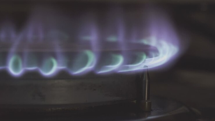 метан с голубым пламенем на газовой печи в совершенно темной комнате