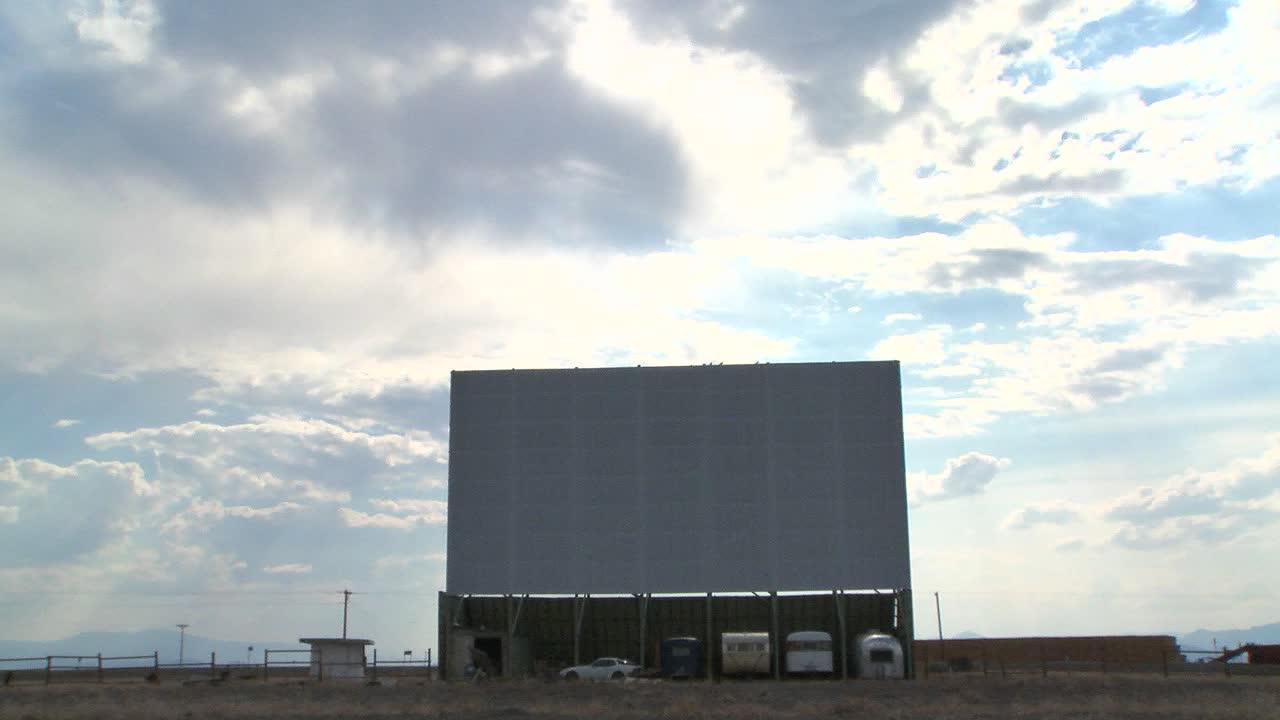 극장 화면에서 버려진 드라이브 위를 지나가는 구름의 저속 촬영