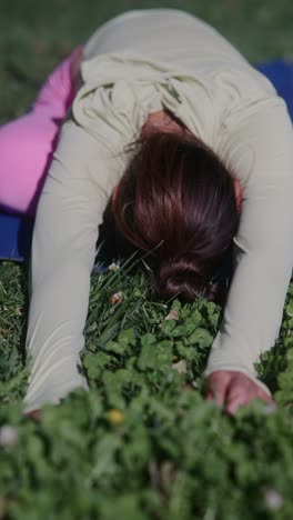 mujer practicando yoga al aire libre