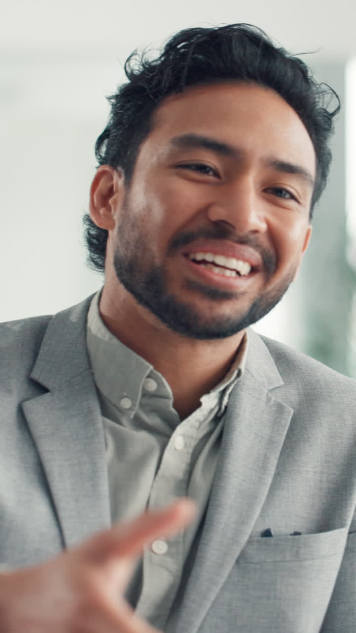 Uomo felice e professionale che parla e sorride in un ufficio