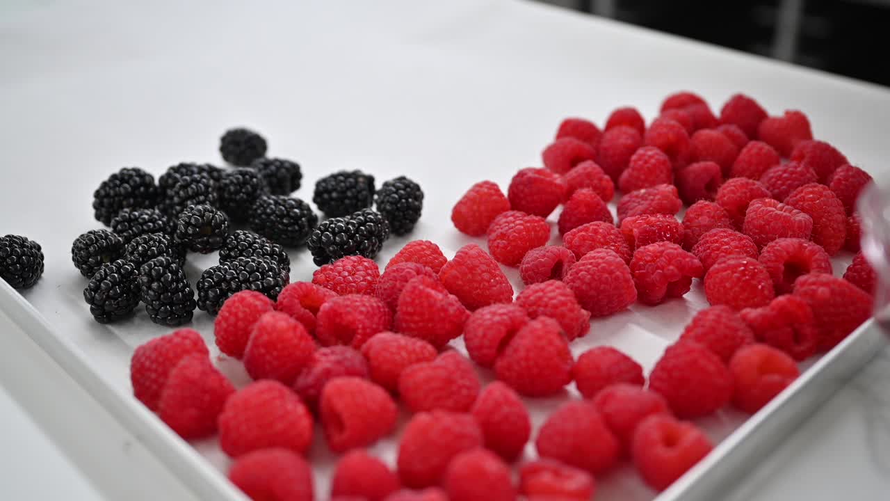 지역 집 에서 케이크 와 머핀 토핑 을 위해 선보이는 신선 한 베리를 조직 하는 사