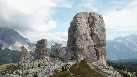 Atemberaubendes-Drohnenvideo-Der-Cinque-Torri-Klippe-In-Den-Dolomiten