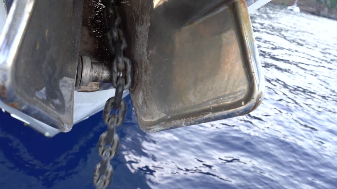 un primer plano desde el yate de un gran ancla tirada