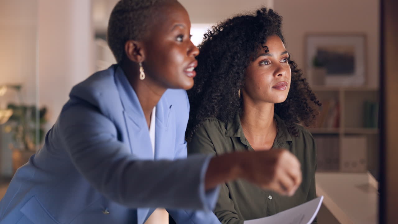 oficina nocturna, computadora o mujeres que hablan planeando