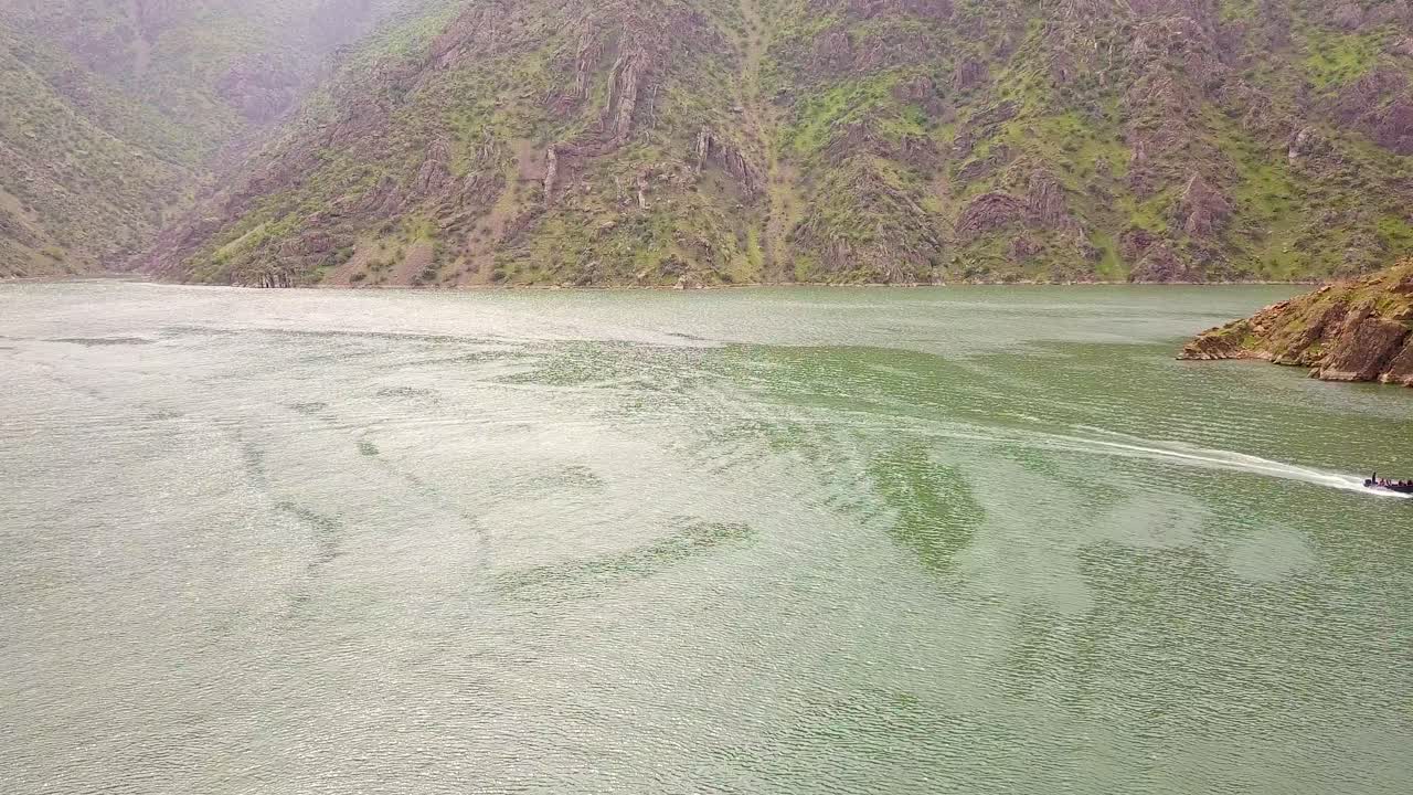 barco turístico en el lago en kermanshah, irán