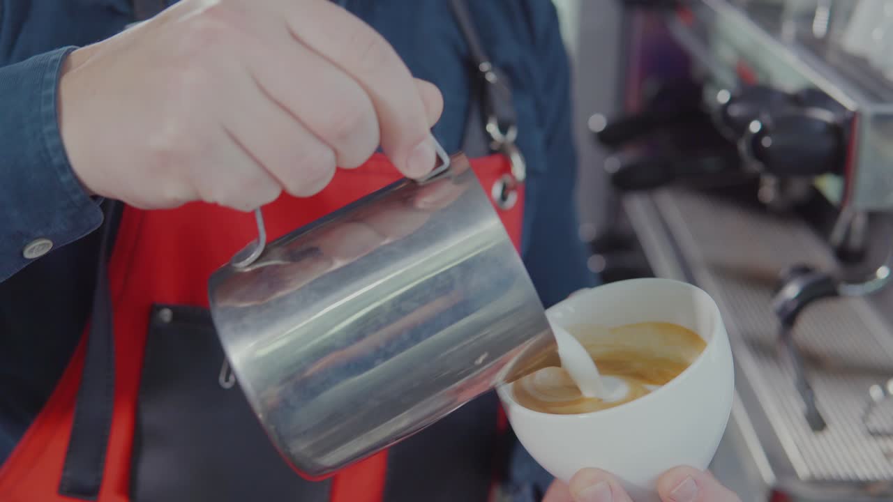 barista haciendo arte del latte