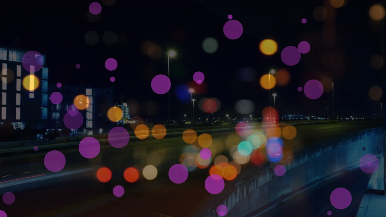 어두운 밤의 도시 교통을 가로지르는 점들의 애니메이션