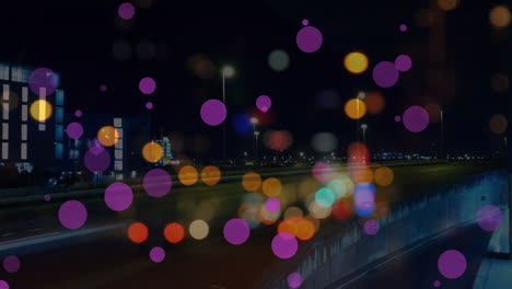 animación de puntos que se mueven sobre el tráfico nocturno borroso de la ciudad