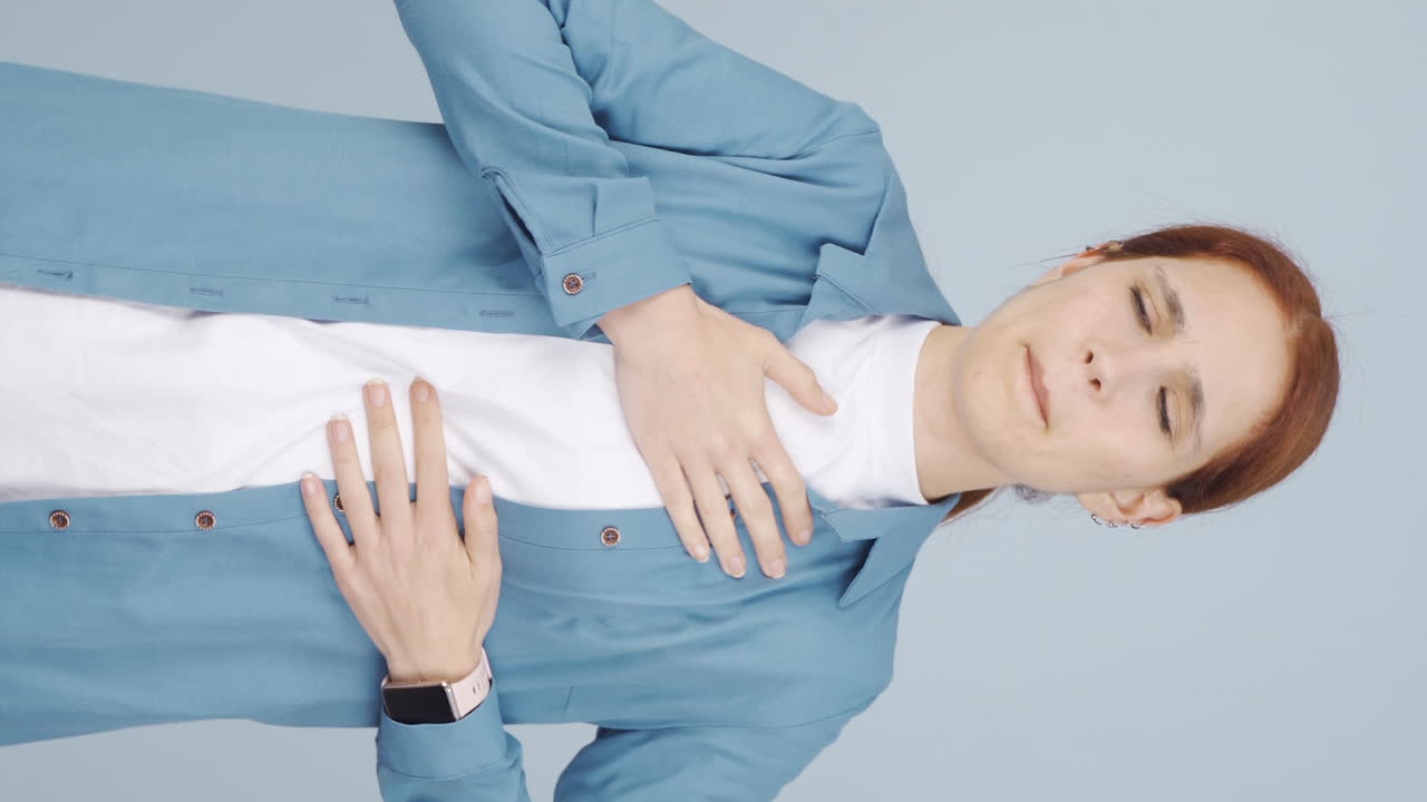 가 ⁇ 에 통증이 있는 여성의 수직 비디오.