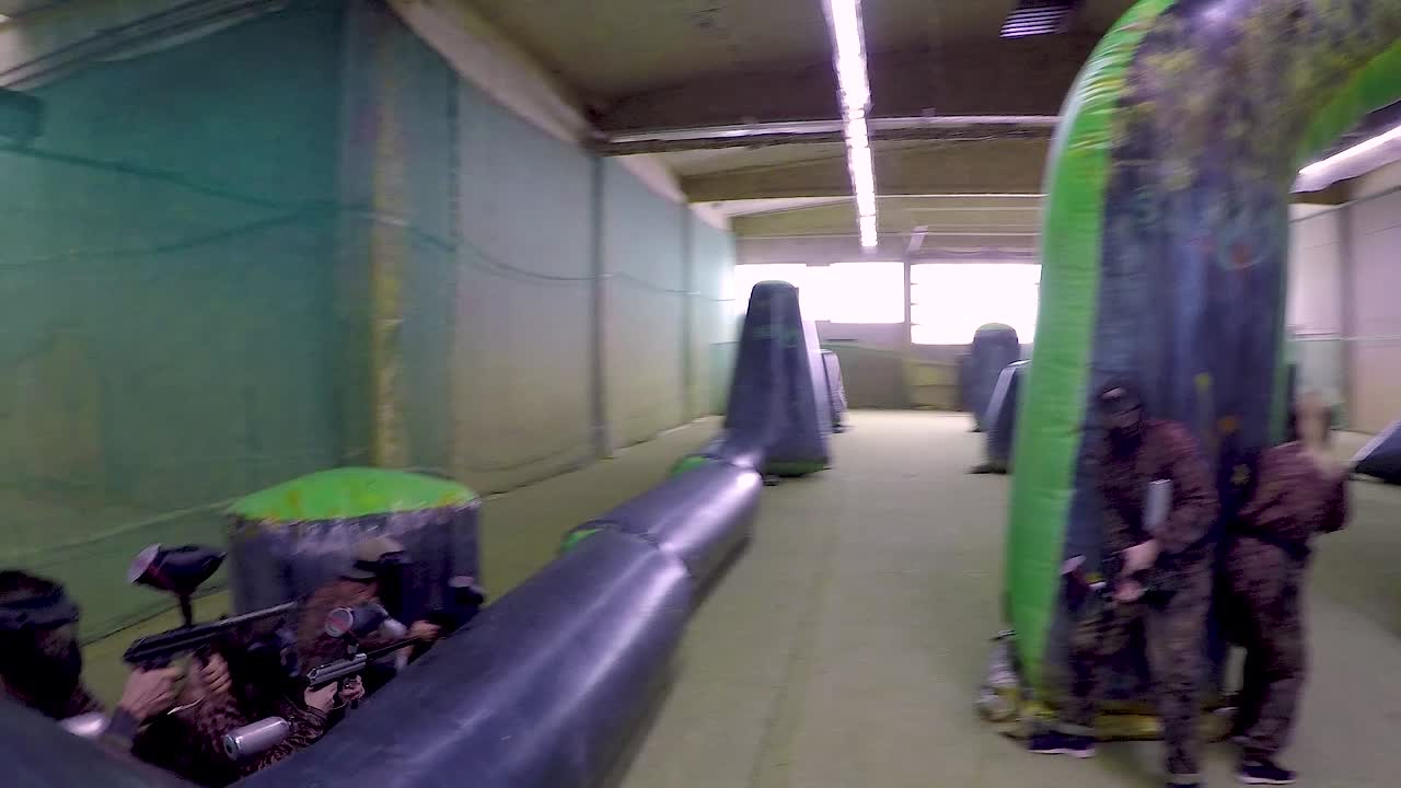 실내 페인트볼을 하는 소녀와 소년 - 10