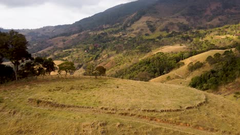 paisaje de ladera con curvas en brasil