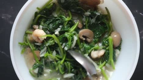 bok choy frito con camarones y setas
