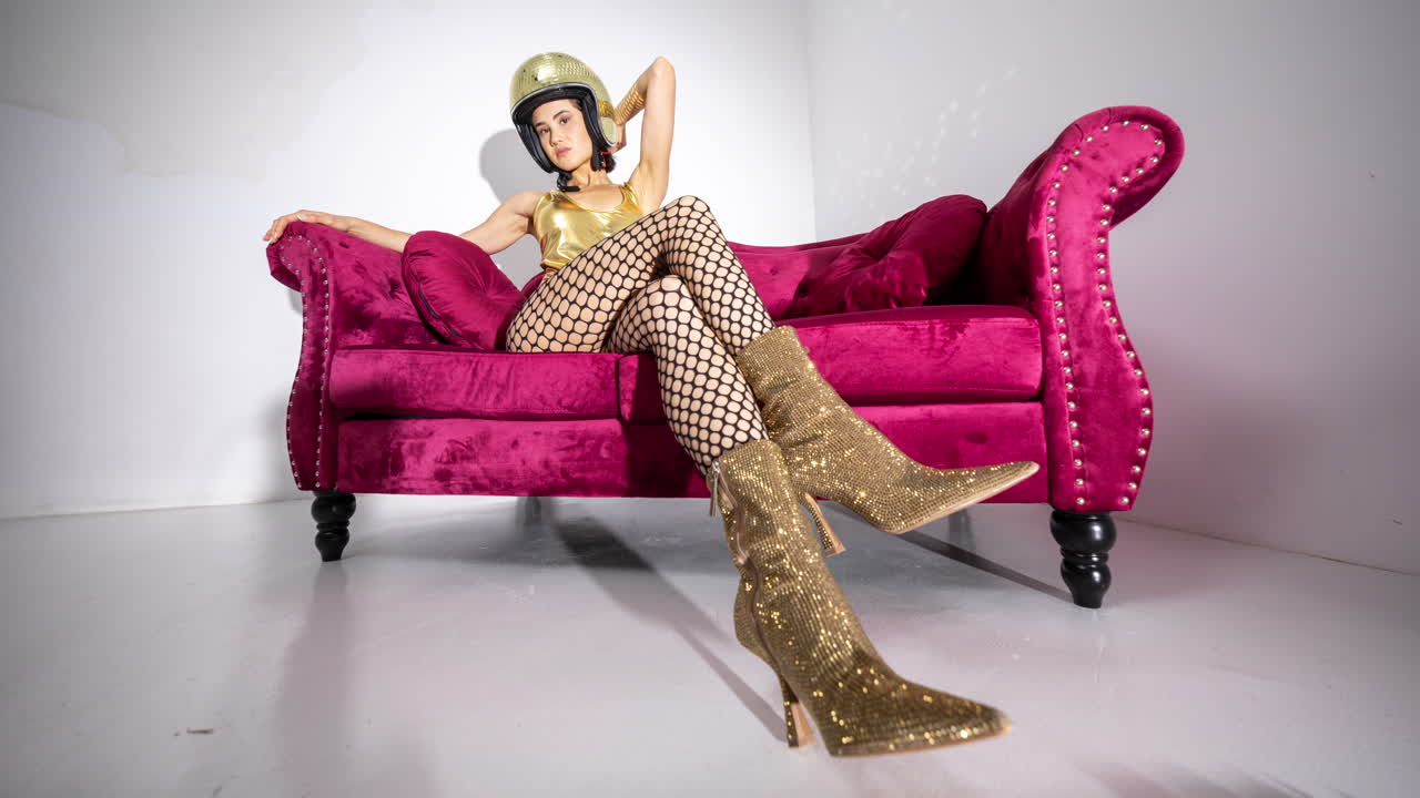 mujer posa con orejas de conejo de bola de espejo