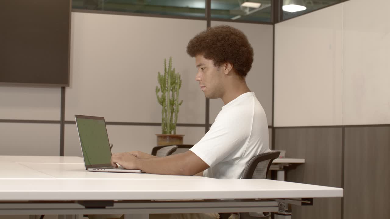 20대 아프리카계 미국인 남성, 사무실에서 컴퓨터에 타이핑을 하고 있는 비디오 도리, 왼쪽에서 오른쪽으로