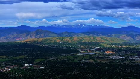 Verano-Denver-Colorado-Aéreo-Zumbido-Arvada-Dorada-Lakewood-Nublado-Frente-Estribaciones-Paisaje-Monte-Cielo-Azul-Rocas-Rojas-Anfiteatro-Barrio-Casas-Cielo-Azul-Nubes-Adelante-Pan-Revelar-Movimiento