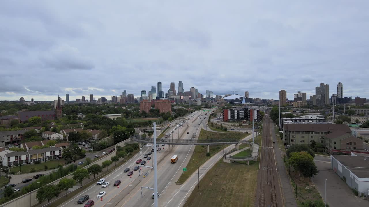 ⁇ 둥이 도시로 가는 고속도로를 가로지르는 미네아폴리스 스카이라인의 공개