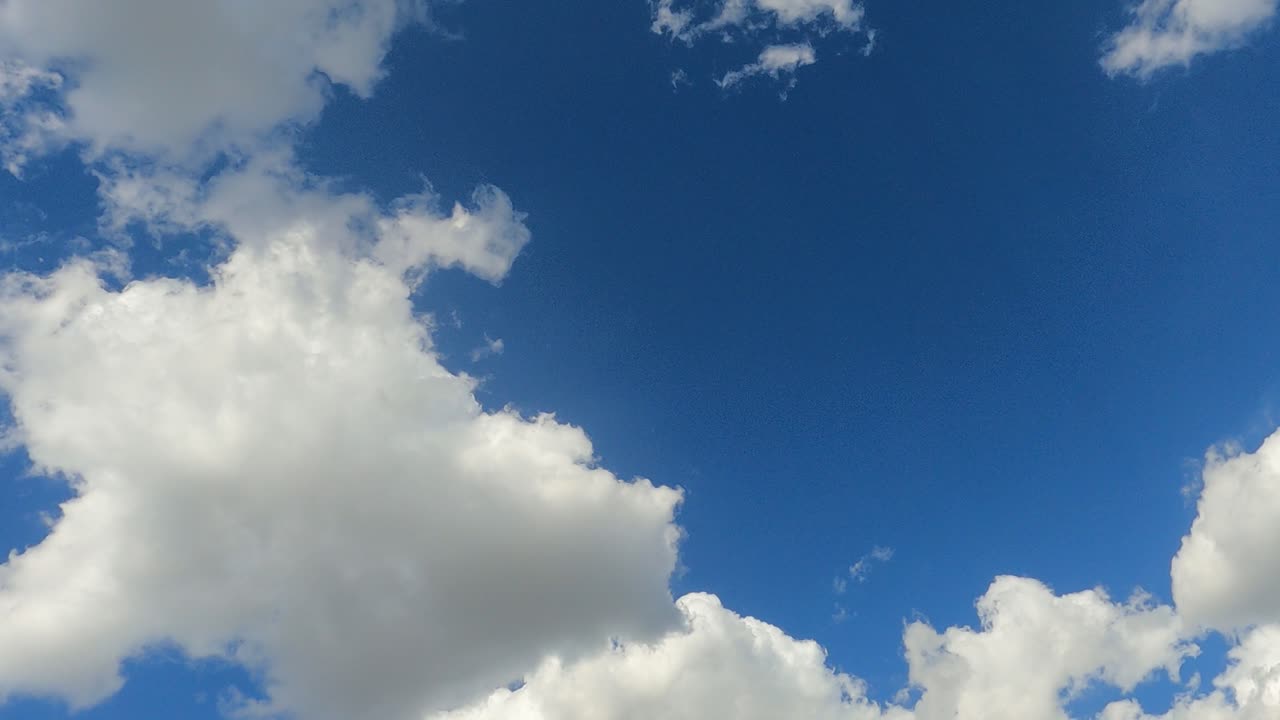 파란 하늘과 구름은 타임 스 모션으로