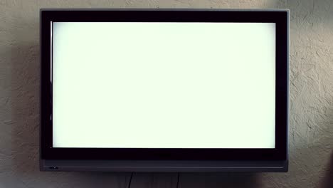 viejo televisor de crt en la pared