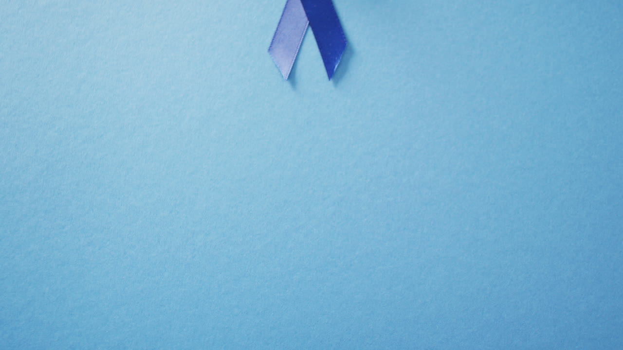 видео с голубой лентой осведомленности о раке поджелудочной железы на голубом фоне с пространством для копирования