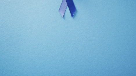 video de la cinta azul de concienciación sobre el cáncer de páncreas sobre un fondo azul con espacio para copiar