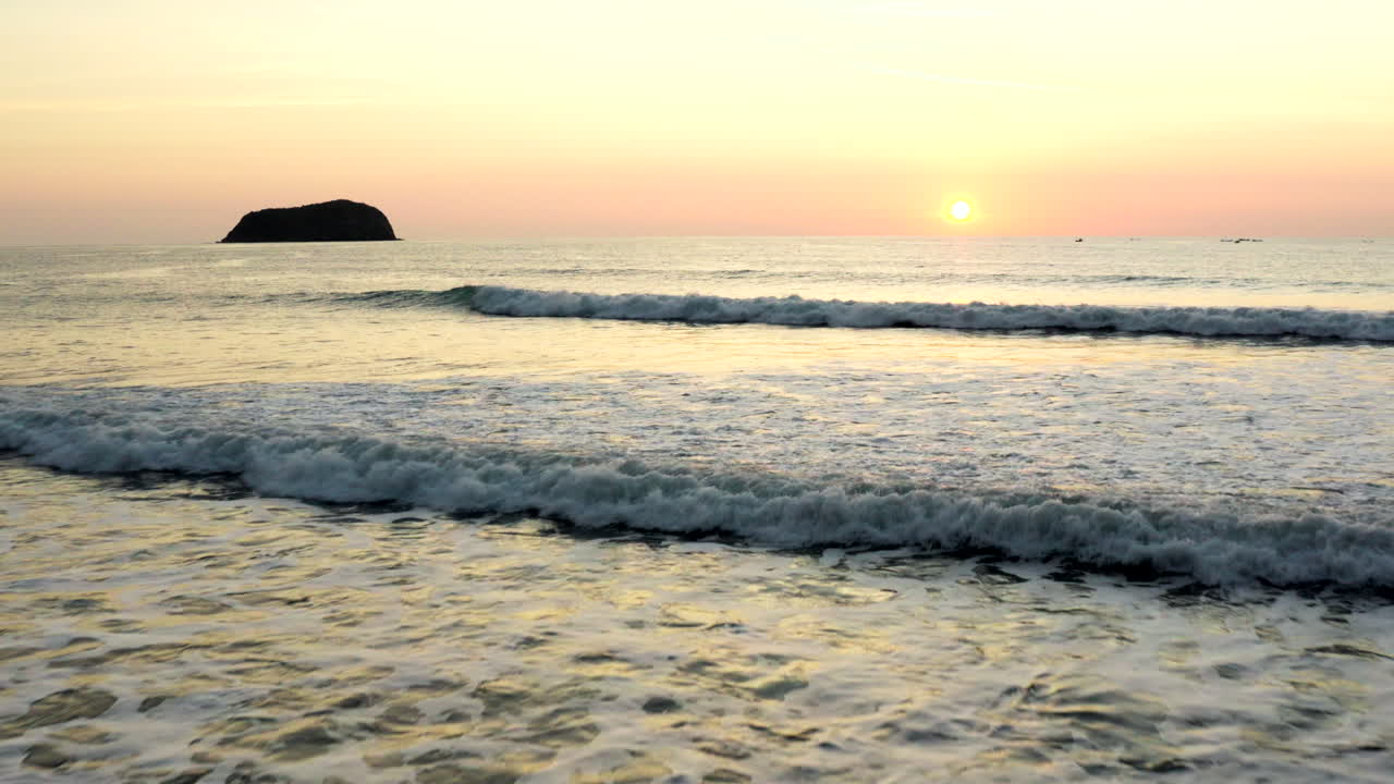 해가 지는 해변 과 파도 의 파노라마 사진