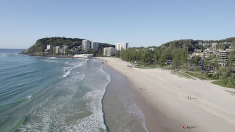 Costa-Arenosa-De-La-Playa-De-Burleigh-En-Gold-Coast,-Queensland,-Australia---Retroceso-Aéreo