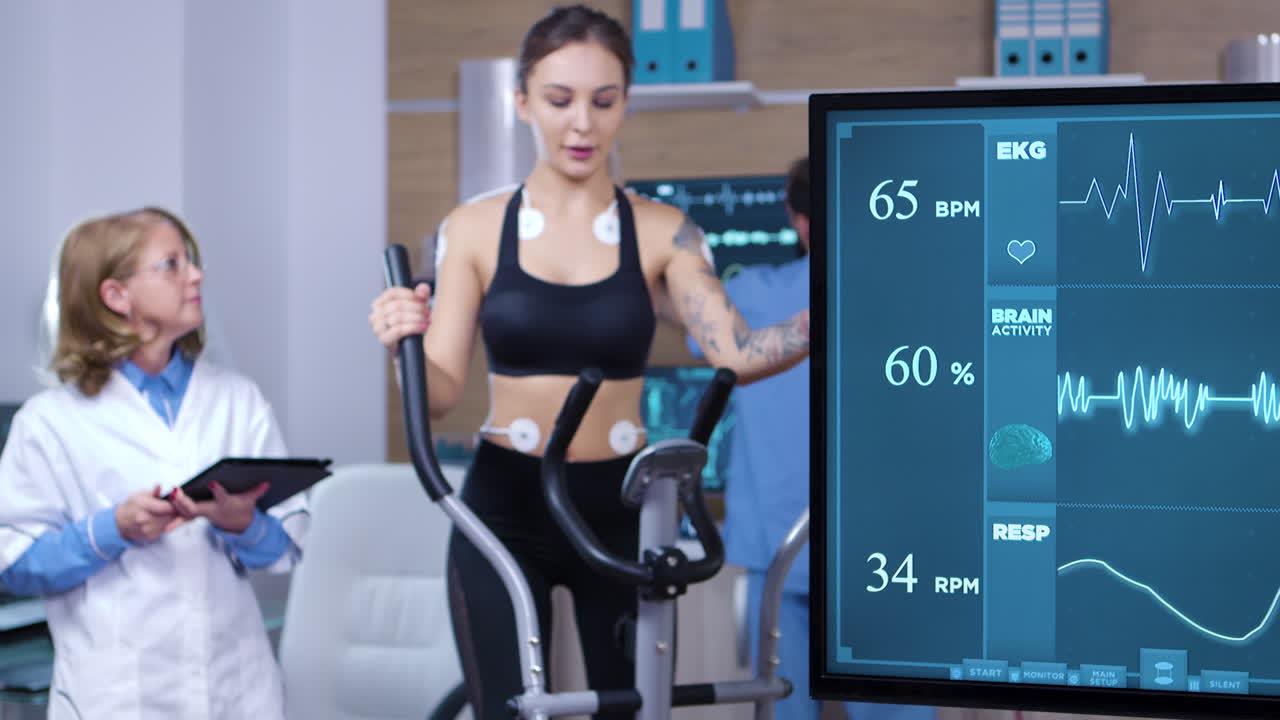 성능을 높이기 위해 현대적인 장비를 사용하는 여성 운동선수