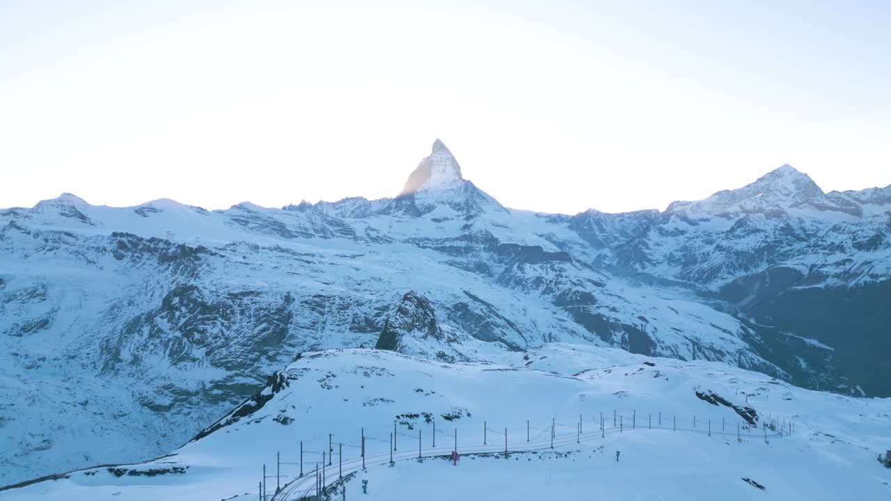 겨울에 마테호른 산의 시네마틱 설정 샷