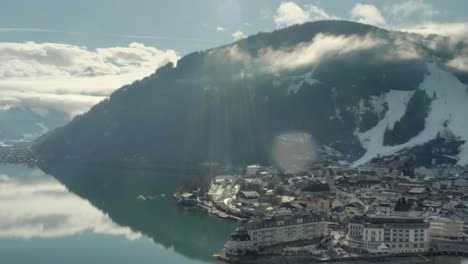 Vacaciones-De-Invierno-En-La-Estación-De-Esquí-De-Zell-Am-See-En-Los-Alpes-Austriacos