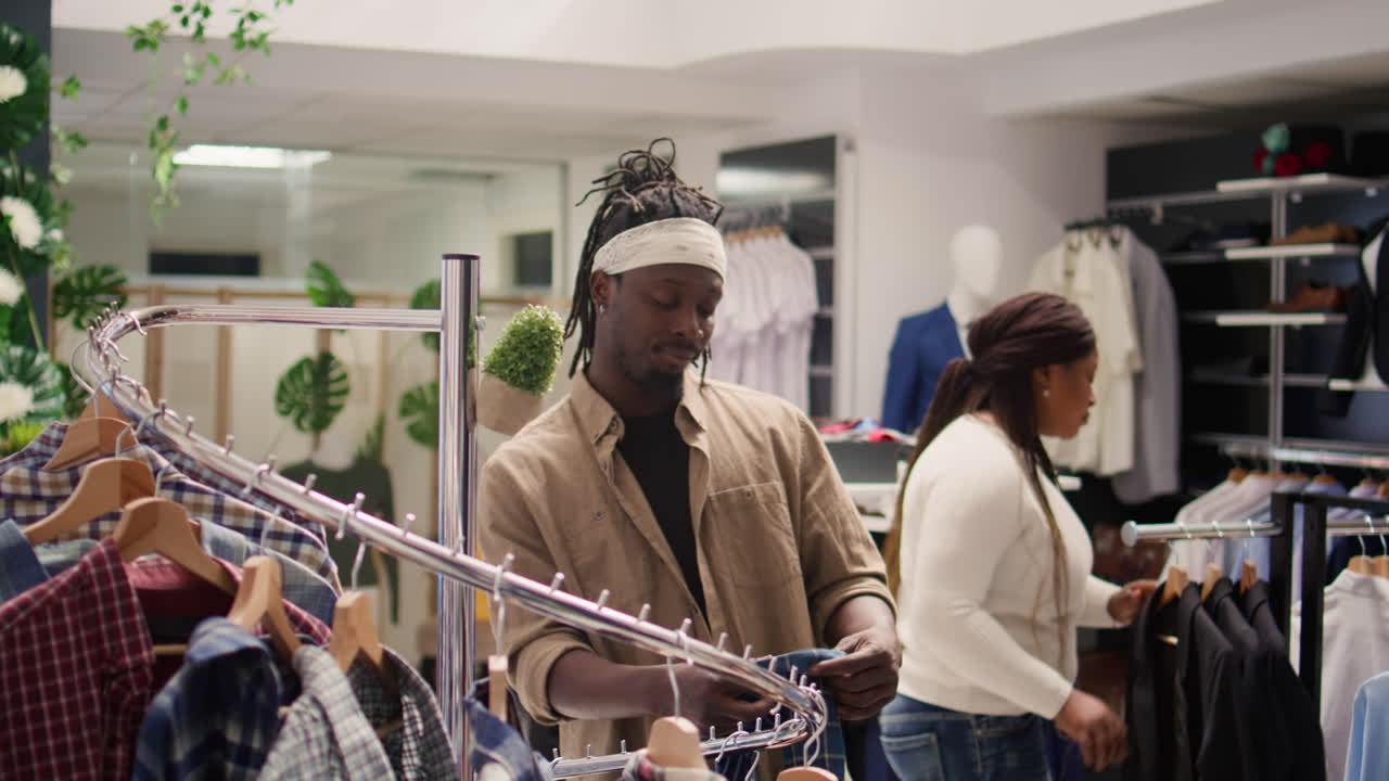 un comprador de moda en una tienda de ropa elegante