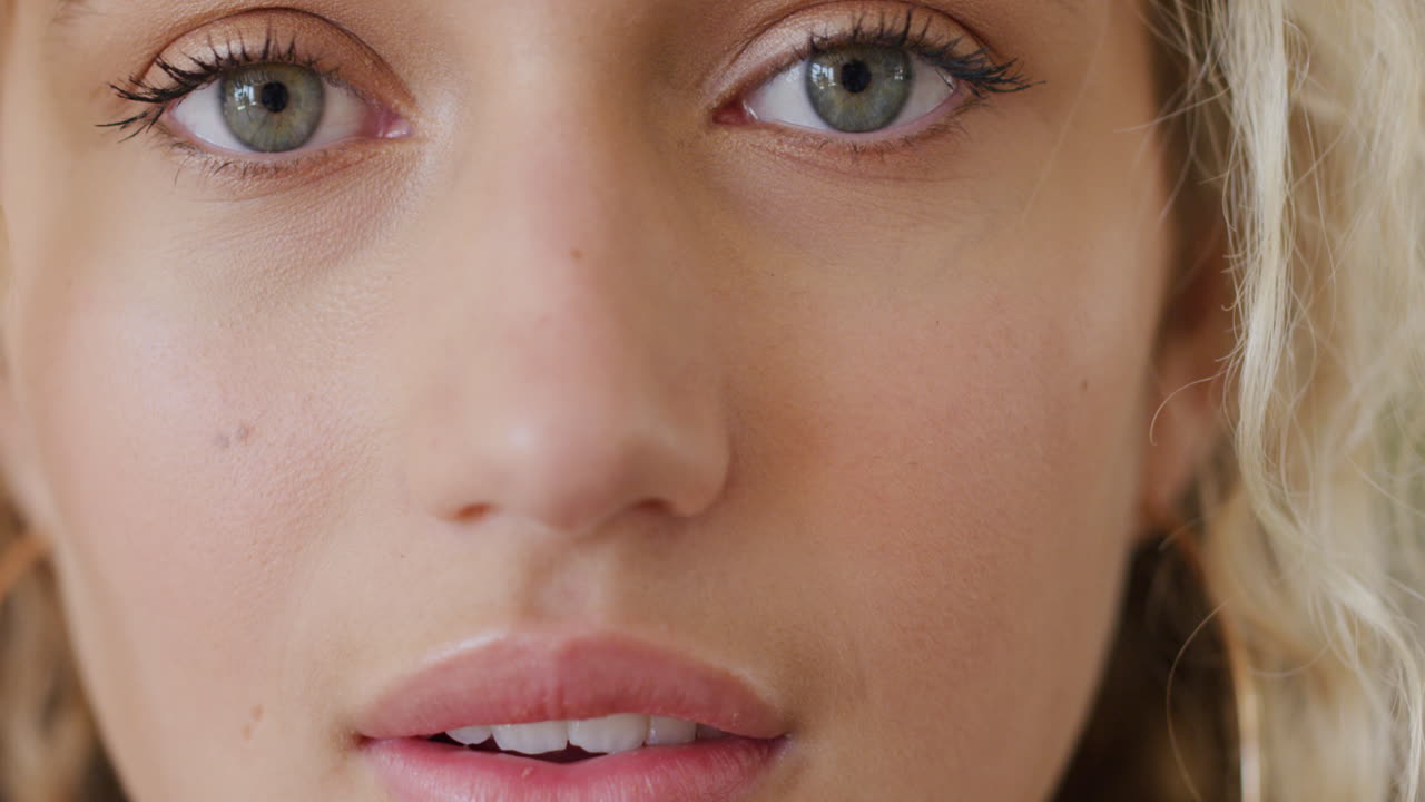 retrato de una mujer hermosa con los ojos parpadeando