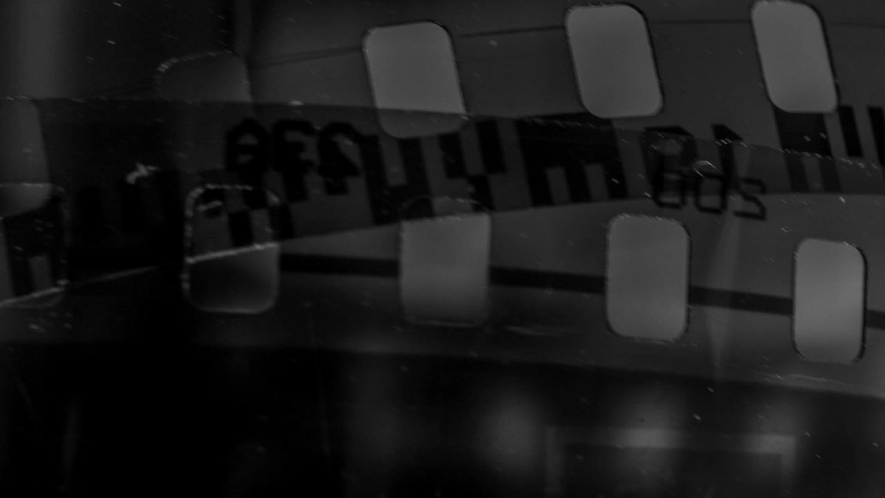 Primo piano di striscia di pellicola da 35mm con perforazioni