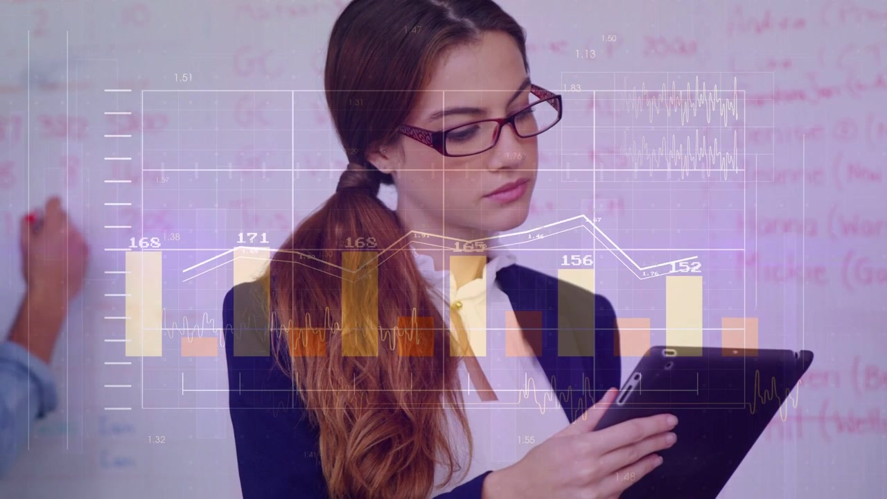 Donna che tocca il tablet, generando grafici finanziari animati sul busto mentre analizza i dati su una lavagna