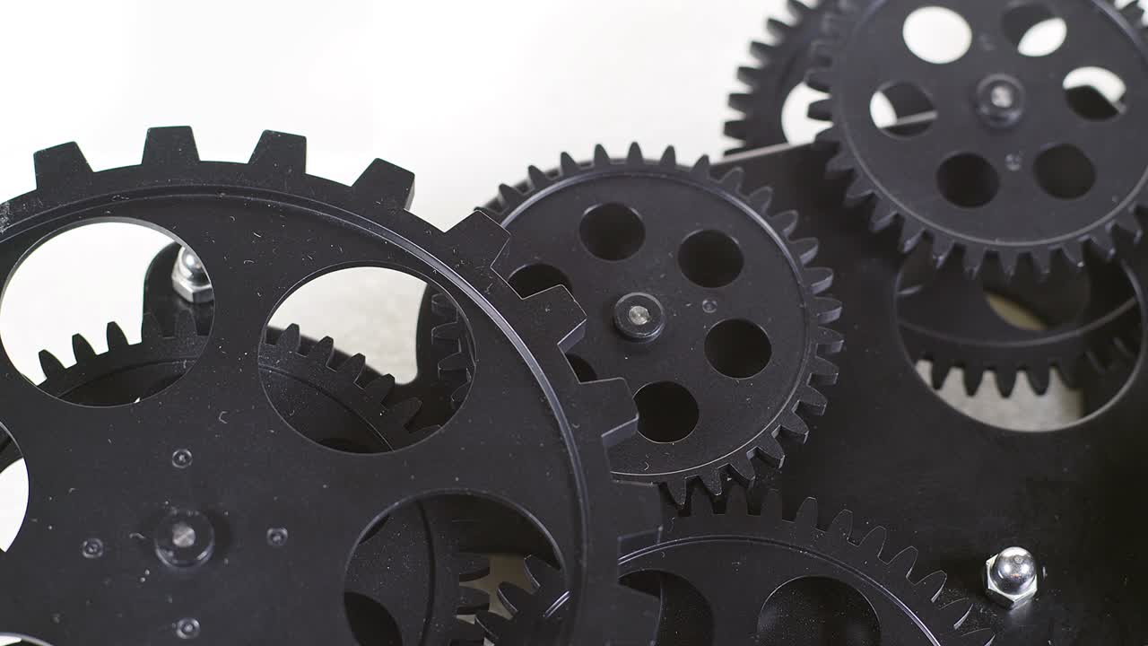 fotografía de cerca de las ruedas de engranajes negras girando