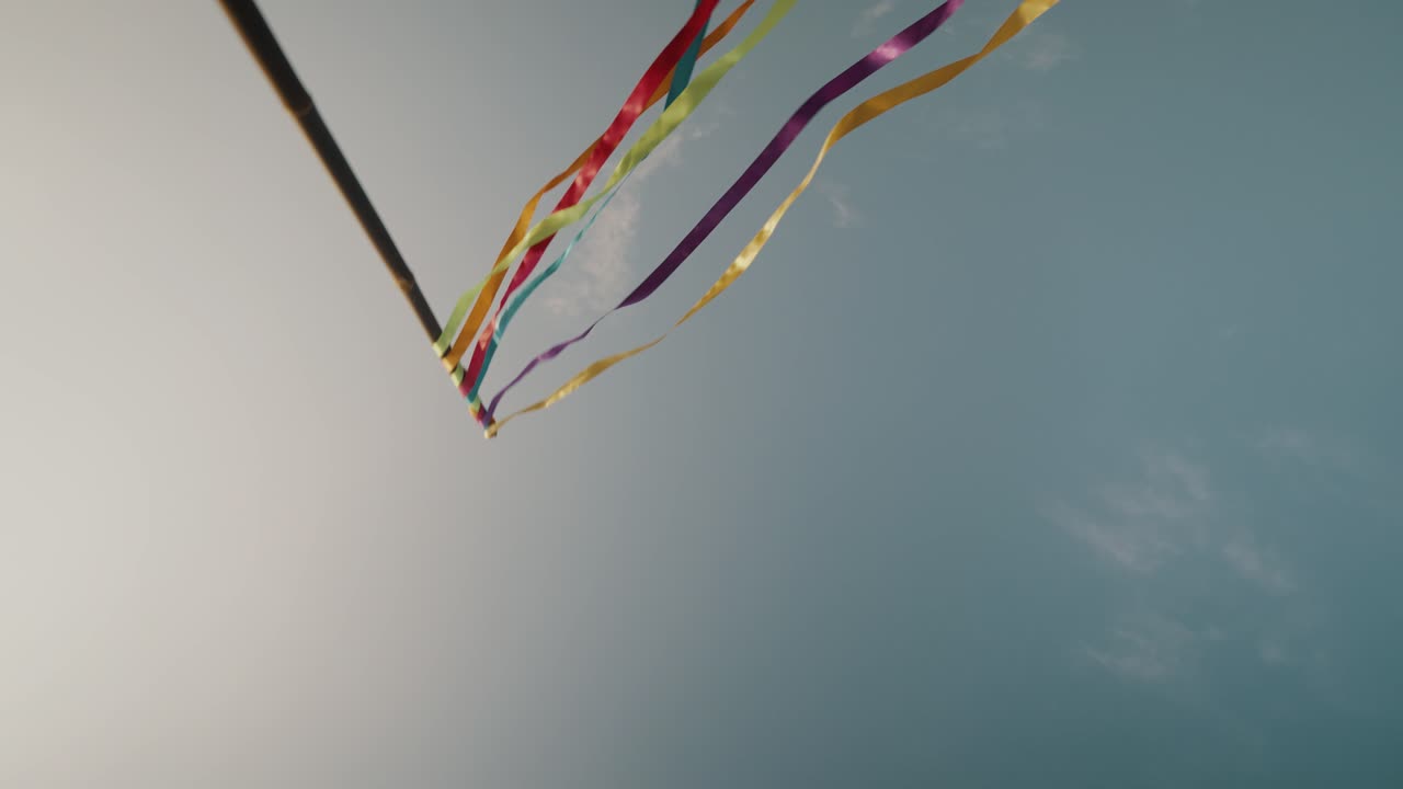 cinta del arco iris durante el desfile del orgullo en un día soleado