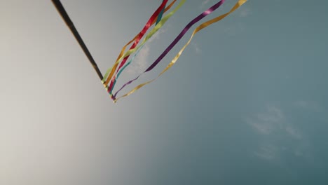 Regenbogenband-Während-Der-Pride-Parade-An-Einem-Sonnigen-Tag