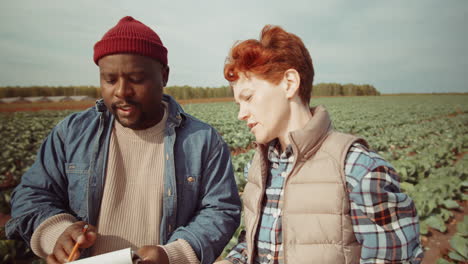 diversos agricultores y agricultoras que trabajan juntos en el campo