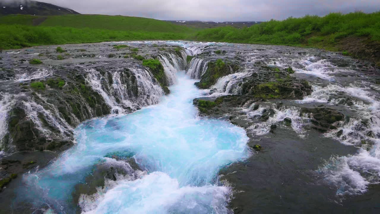 vista aérea desde un avión no tripulado de la cascada de bruarfoss en brekkuskogur, islandia.