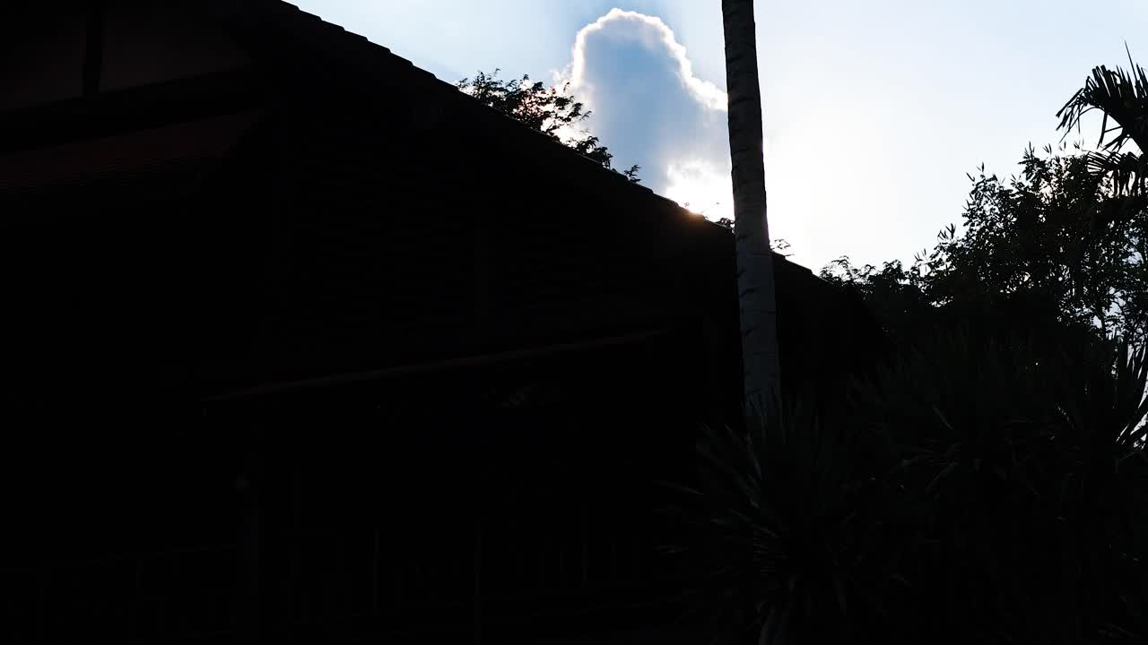 울창한 초록색과 수영장이 있는 조용한 휴양지, 활기찬 낮빛에 포착되어 휴식과 탈출을 불러일으킨다.