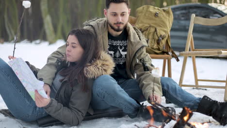 Pareja-Caucásica-Acampando-En-Un-Bosque-Nevado.