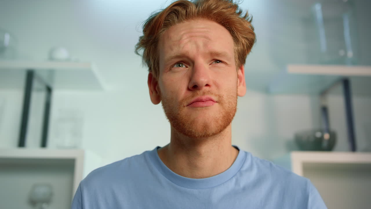 소프트웨어 고객 인터뷰 집에서 클로즈업. 진저 남자가 의심하는 생각