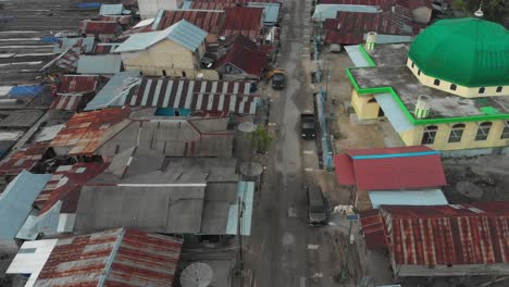 Volando-Sobre-El-Pueblo-Pesquero-De-Tanjung-Binga-En-Belitung,-Aéreo