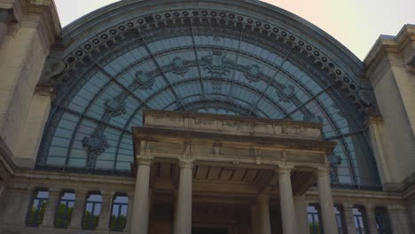 Königliches-Museum-Der-Streitkräfte-Und-Militärgeschichte-Im-Historischen-„Parc-Du-Cinquantenaire“-In-Brüssel,-Belgien-–-Nach-Unten-Neigen