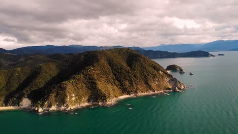 paisaje de la costa de abel tasman, luz de la hora dorada vista aérea de las aves