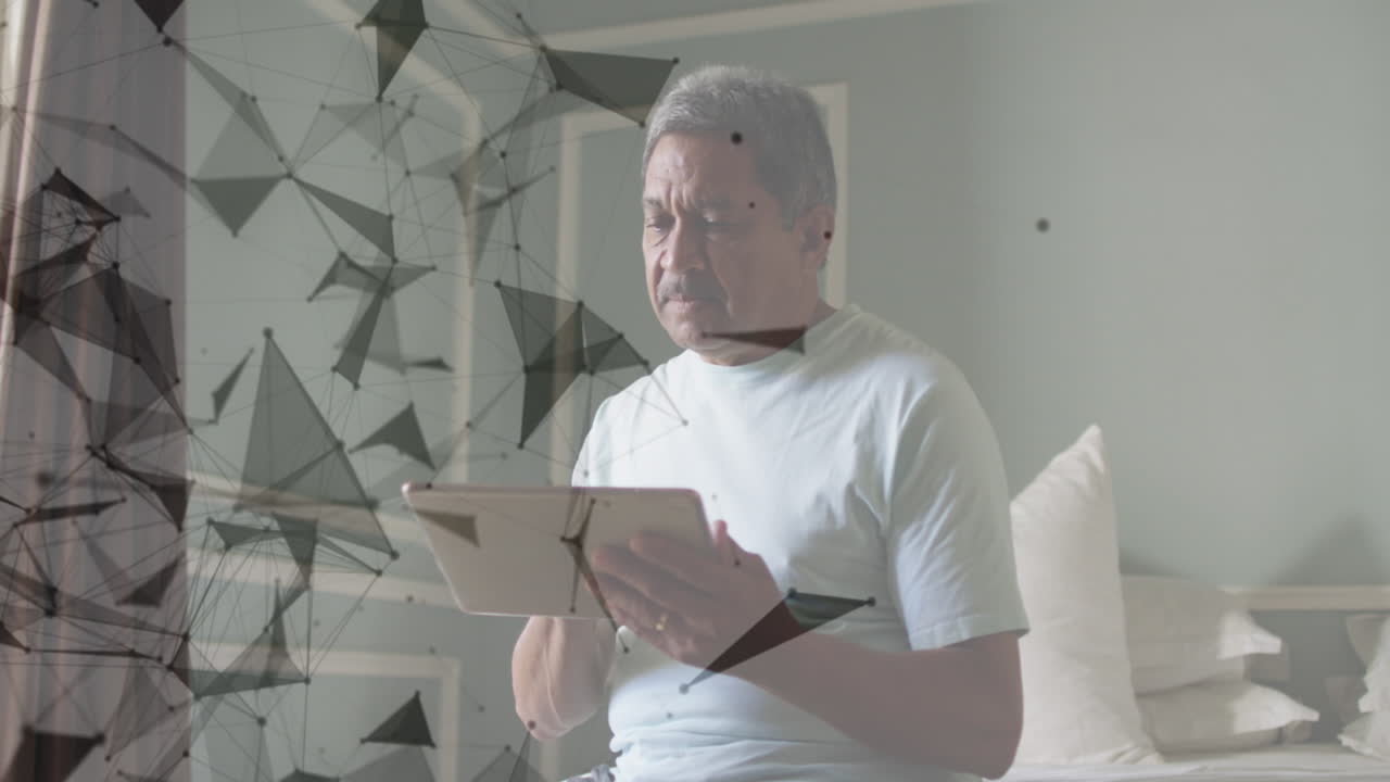 집에서 태블릿을 사용하는 노인에 대해 회전하는 연결 네트워크의 애니메이션