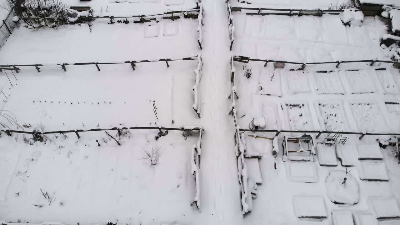 vista aérea de la granja comunitaria con potreros en nieve blanca en un día de invierno