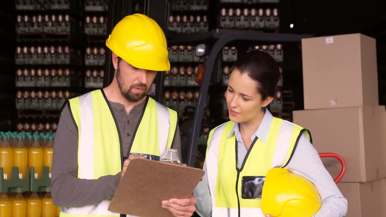 supervisores teniendo una discusión sobre el clipboard en el almacén