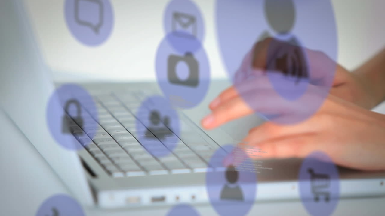 animación de la red de conexiones de iconos digitales sobre una estudiante usando una computadora portátil desde casa