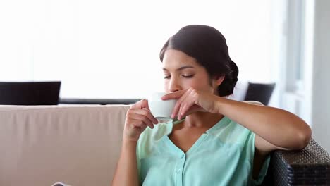 Mujer-De-Negocios-Tomando-Café-Afuera